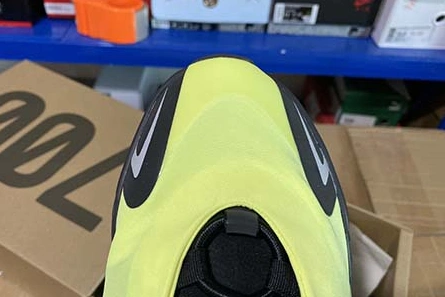 Pricetag-smart Yeezy Boost 700 MNVN ” FY3727 Bright 8266