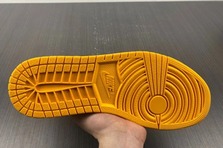 Air Jordan 1 High OG “Yellow Toe” 555088-711 Trendy 181
