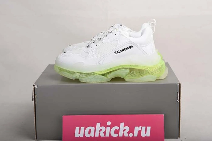 Elegant Balenciaga Triple S Black Sneaker 5443551 W09O1 0828 2035