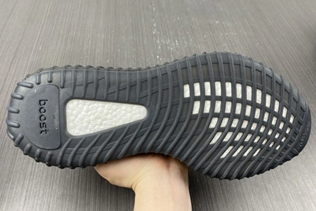 4628 adidas Yeezy Boost 350 V2 Onyx HQ EyeCatching 1663