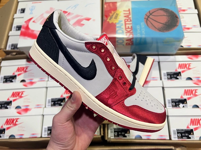 2408 Jordan 1 Retro Low OG Trophy Room Away  FN0432- Fashionable 50