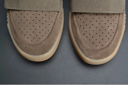 WellDesigned 4400 adidas Yeezy 750 Boost Light Brown BY 1779