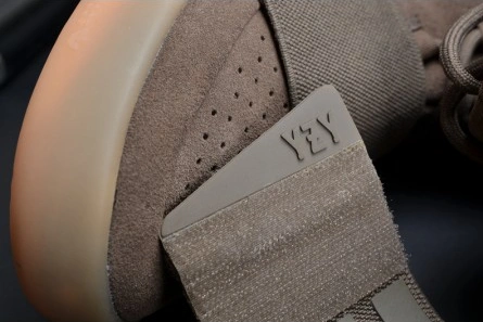 WellDesigned 4400 adidas Yeezy 750 Boost Light Brown BY 1779