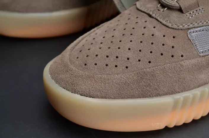 WellDesigned 4400 adidas Yeezy 750 Boost Light Brown BY 1779
