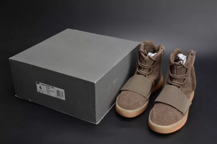 WellDesigned 4400 adidas Yeezy 750 Boost Light Brown BY 1779