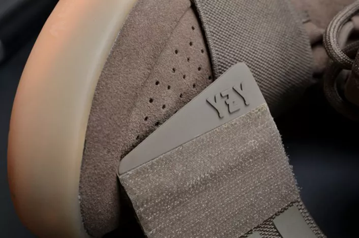 WellDesigned 4400 adidas Yeezy 750 Boost Light Brown BY 1779