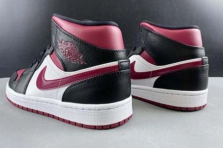 Jordan 1 Mid 554724-066 Stylish 233