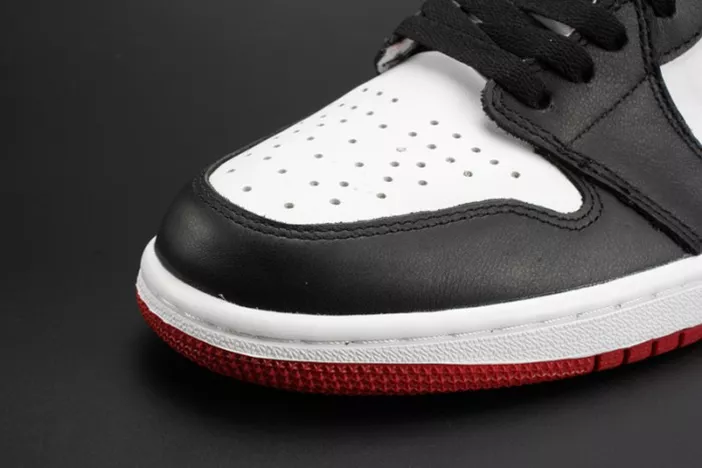 Cozy Jordan 1 Retro Black Toe 555088-125 317