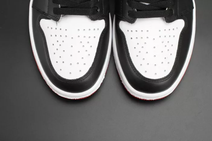 Cozy Jordan 1 Retro Black Toe 555088-125 317