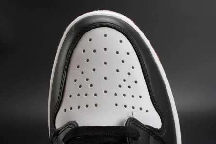 Cozy Jordan 1 Retro Black Toe 555088-125 317