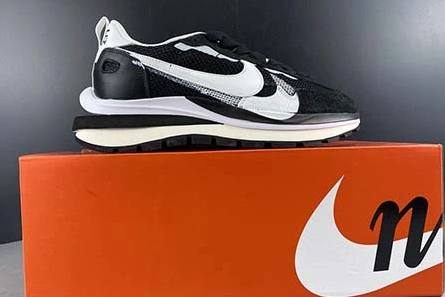 Resilient 197 Sacai x Nike Pegasua Vaporfly Black White CI9928 1210