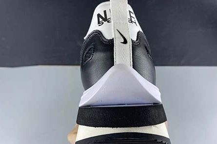 Resilient 197 Sacai x Nike Pegasua Vaporfly Black White CI9928 1210