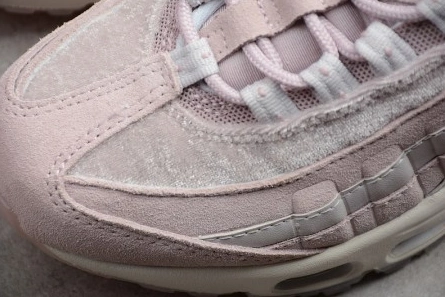 NIKE womens AIR MAX 95 DELUXE Efficient 1351