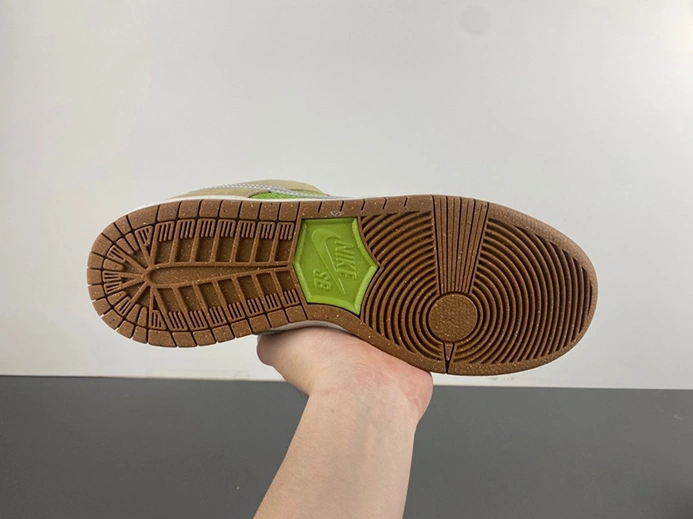 Sleek Nike SB Dunk Low Escargot  FQ7585-200 924