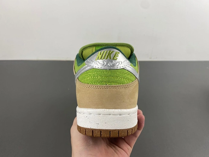 Sleek Nike SB Dunk Low Escargot  FQ7585-200 924