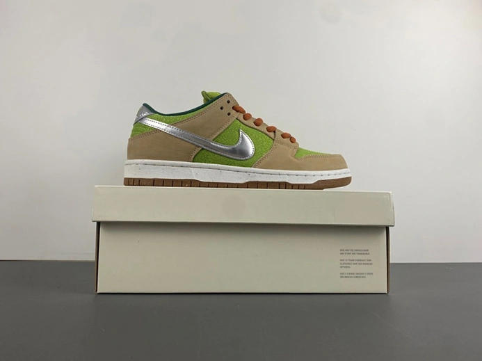 Sleek Nike SB Dunk Low Escargot  FQ7585-200 924