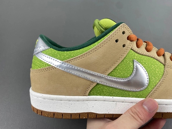 Sleek Nike SB Dunk Low Escargot  FQ7585-200 924