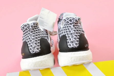 4211 Adidas Ultra Boost 4.0 Size 8  Black   White Oreo Running Footwear BB Versatile 1897