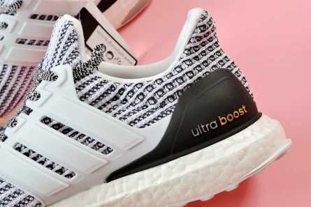 4211 Adidas Ultra Boost 4.0 Size 8  Black   White Oreo Running Footwear BB Versatile 1897