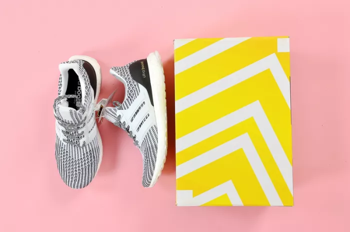 4211 Adidas Ultra Boost 4.0 Size 8  Black   White Oreo Running Footwear BB Versatile 1897