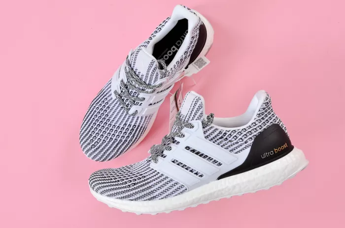 4211 Adidas Ultra Boost 4.0 Size 8  Black   White Oreo Running Footwear BB Versatile 1897