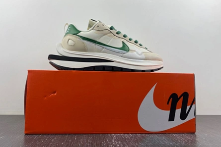 Classic Sacai x VaporWaffle DD1875-102 1146