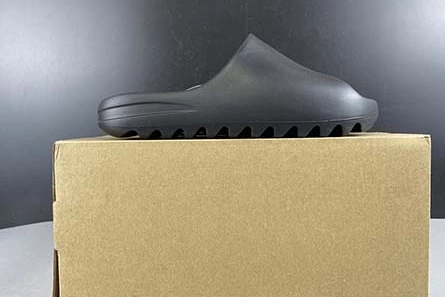 9557 YEEZY SLIDE BLACK - FX Practical 2095