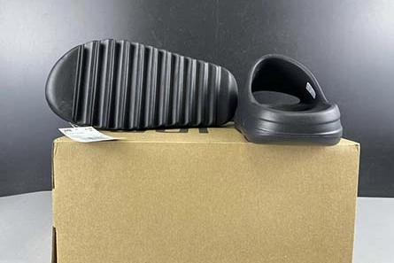9557 YEEZY SLIDE BLACK - FX Practical 2095