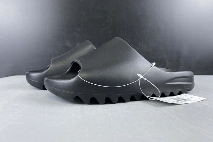 9557 YEEZY SLIDE BLACK - FX Practical 2095