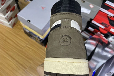 Travis Scott x Air Jordan 1 CD4487 100 Resilient 220