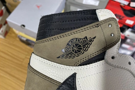 Travis Scott x Air Jordan 1 CD4487 100 Resilient 220
