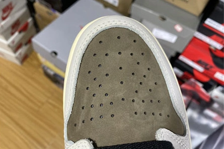 Travis Scott x Air Jordan 1 CD4487 100 Resilient 220