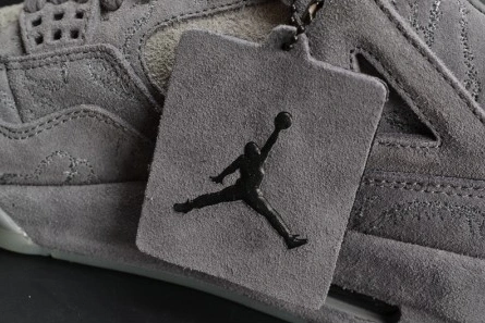 Bright 279 KAWS x Air Jordan 560