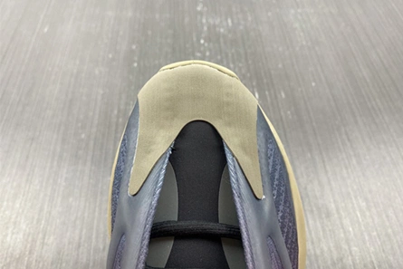 GoodFit 6611 adidas Yeezy 700 V3 Fade Carbon GW 1666