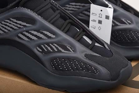 EasyMatch YEEZY BOOST 700 V3 BLACK - ADIDAS - H67799 1713