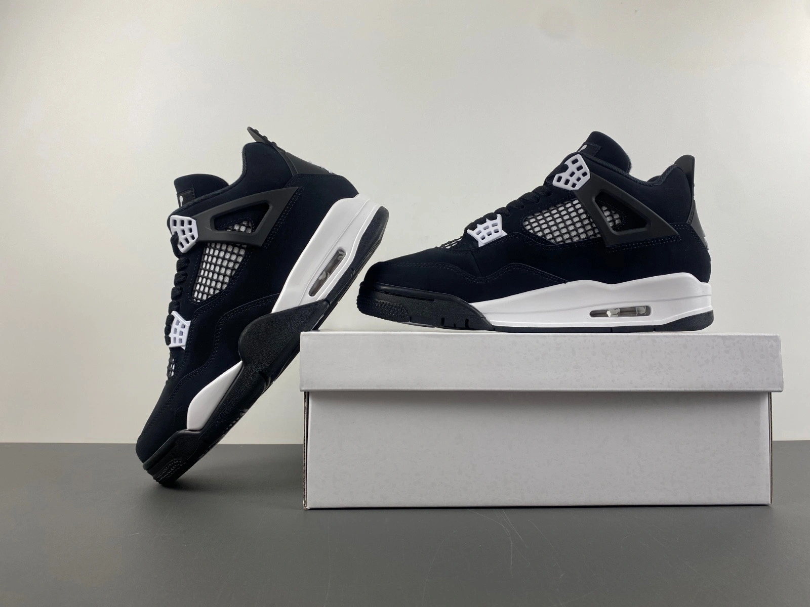 AIR JORDAN 4 RETRO 'WHITE THUNDER FQ8138-001