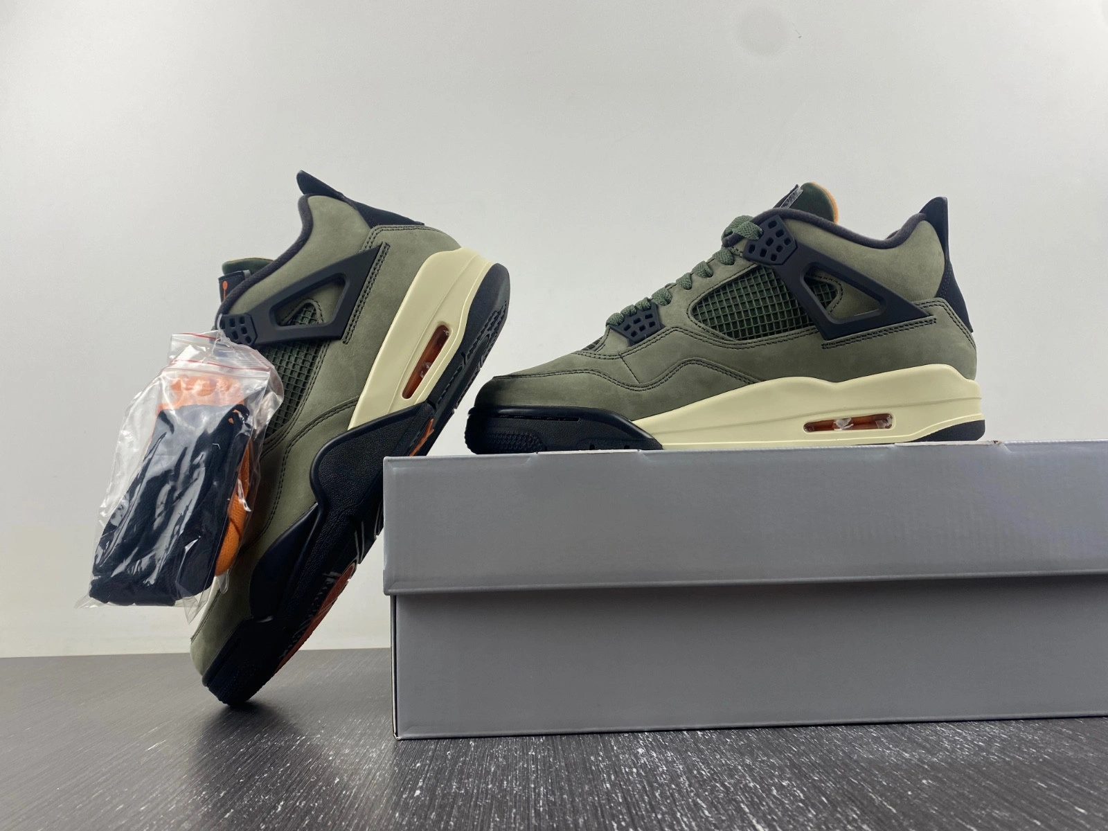 AIR JORDAN 4 RETRO