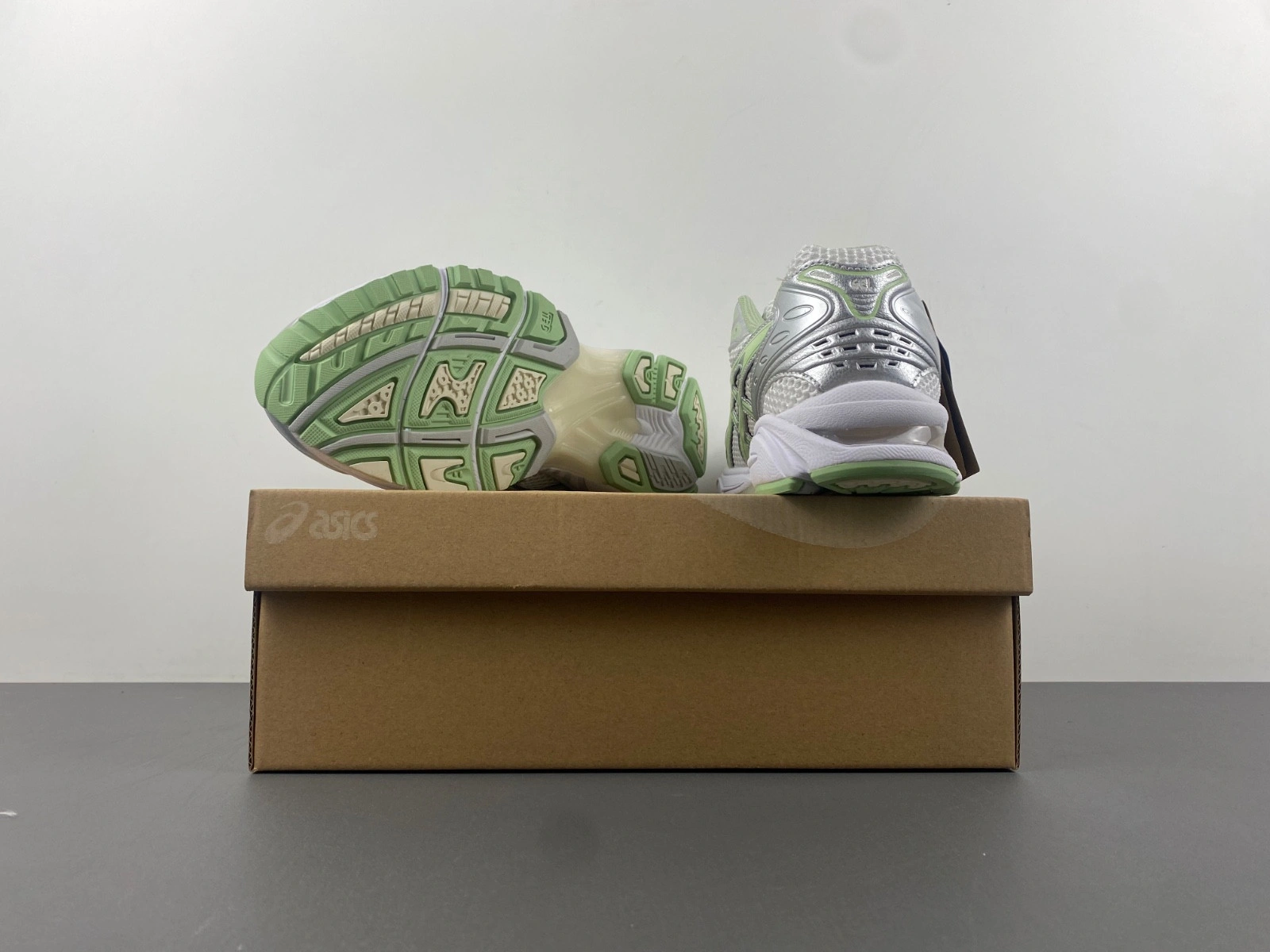 ASICS (WMNS)  Gel-Kayano 14 'Silver Green' 1202A056-105