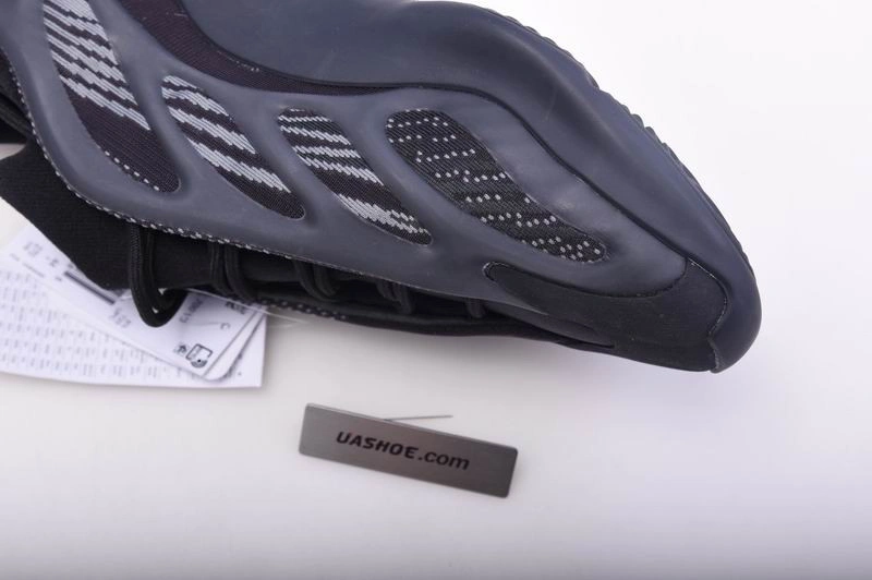 Adidas Yeezy 700 v3  Black  H67799