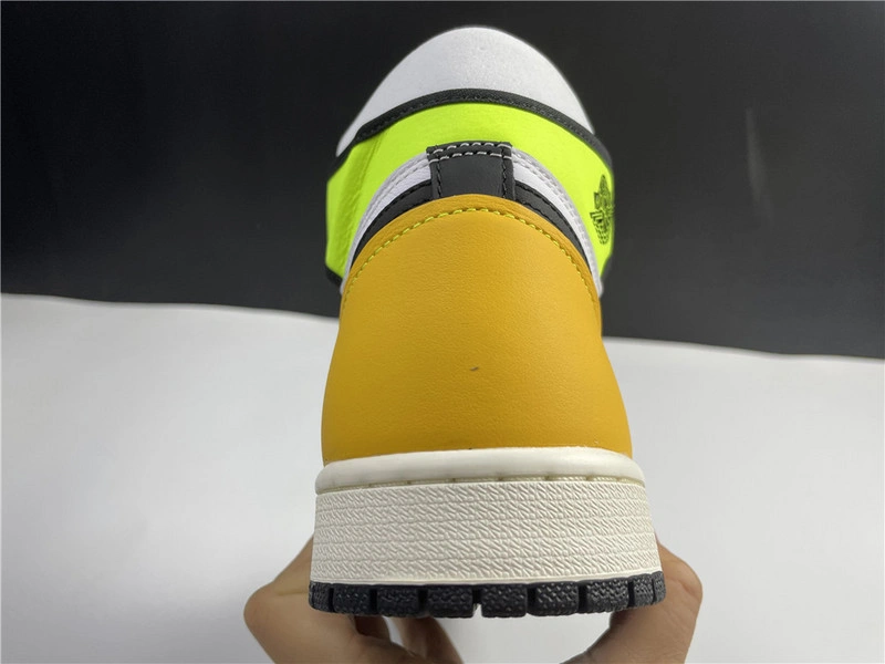 Air Jordan 1 High OG “University Gold”    555088-118