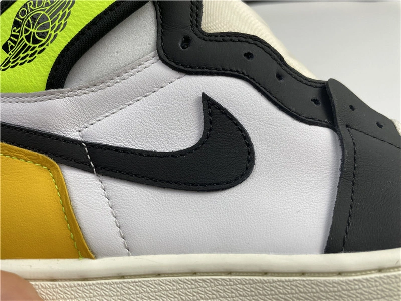 Air Jordan 1 High OG “University Gold”    555088-118
