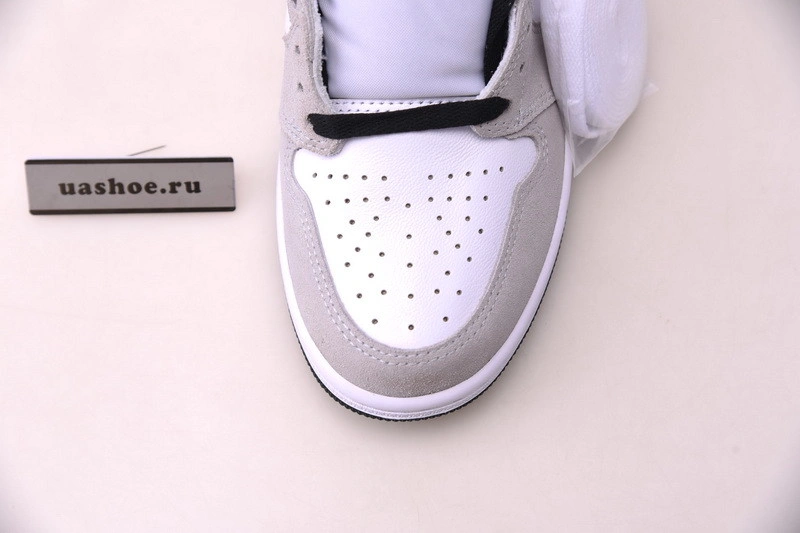 Air Jordan 1 “Light Smoke Grey”  555088-126