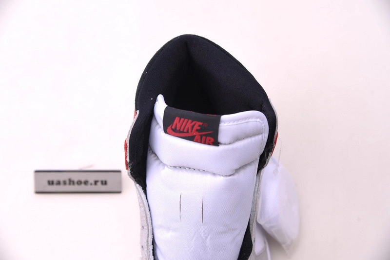Air Jordan 1 “Light Smoke Grey”  555088-126