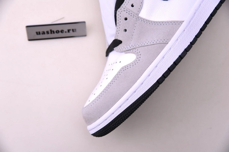 Air Jordan 1 “Light Smoke Grey”  555088-126