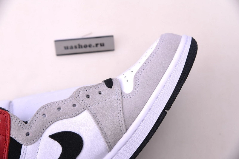 Air Jordan 1 “Light Smoke Grey”  555088-126