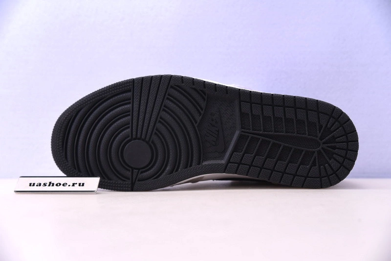 Air Jordan 1 “Light Smoke Grey”  555088-126