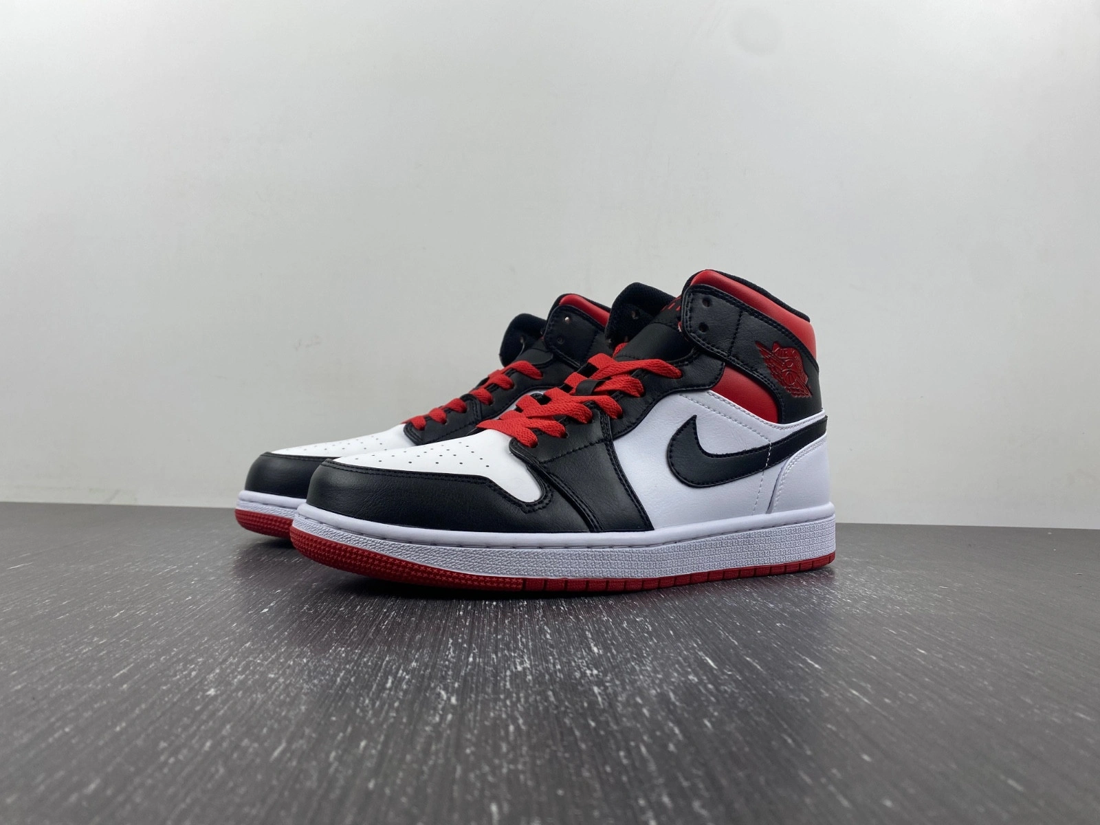 Air Jordan 1 Mid 'Gym Red Black Toe' DQ8426-106