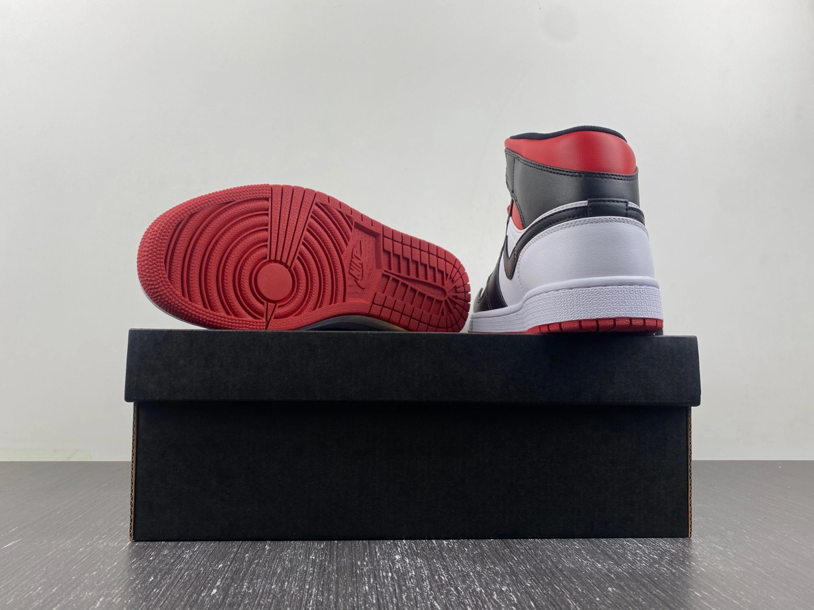 Air Jordan 1 Mid 'Gym Red Black Toe' DQ8426-106