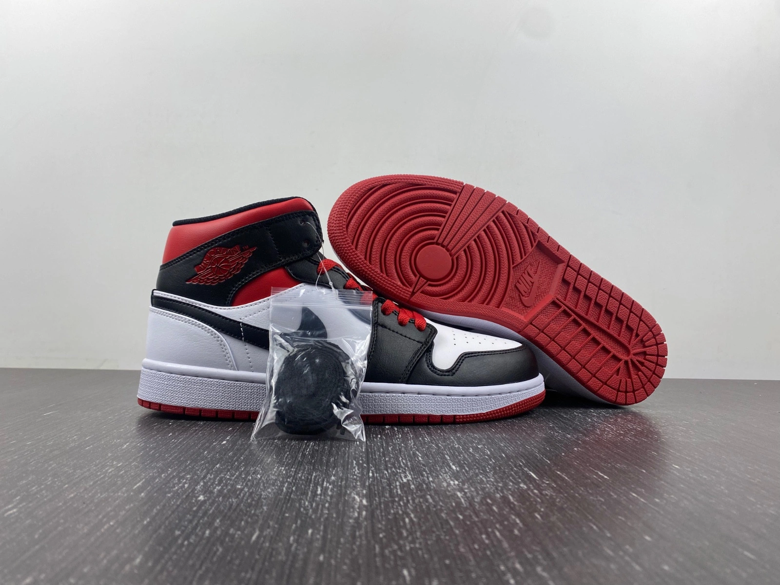 Air Jordan 1 Mid 'Gym Red Black Toe' DQ8426-106