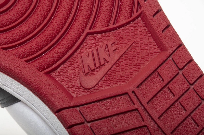 Air Jordan 1 Retro High OG Black Toe 555088-125